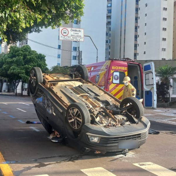 O carro ficou com as quatro rodas para cima.