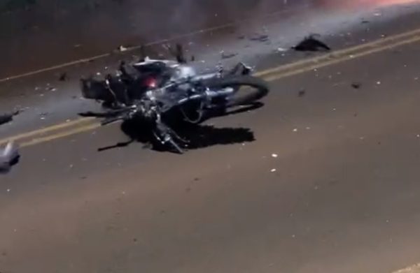 Colisão frontal mata dois motociclistas na PR-082; vídeo