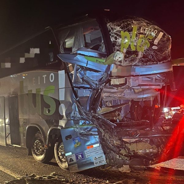 Na PR-444, em Arapongas, o ônibus bateu contra um caminhão parado