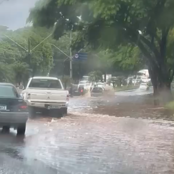 Depois de forte chuva na cidade, avenida de Londrina fica alagada