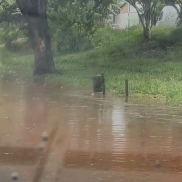 Depois de forte chuva na cidade, avenida de Londrina fica alagada