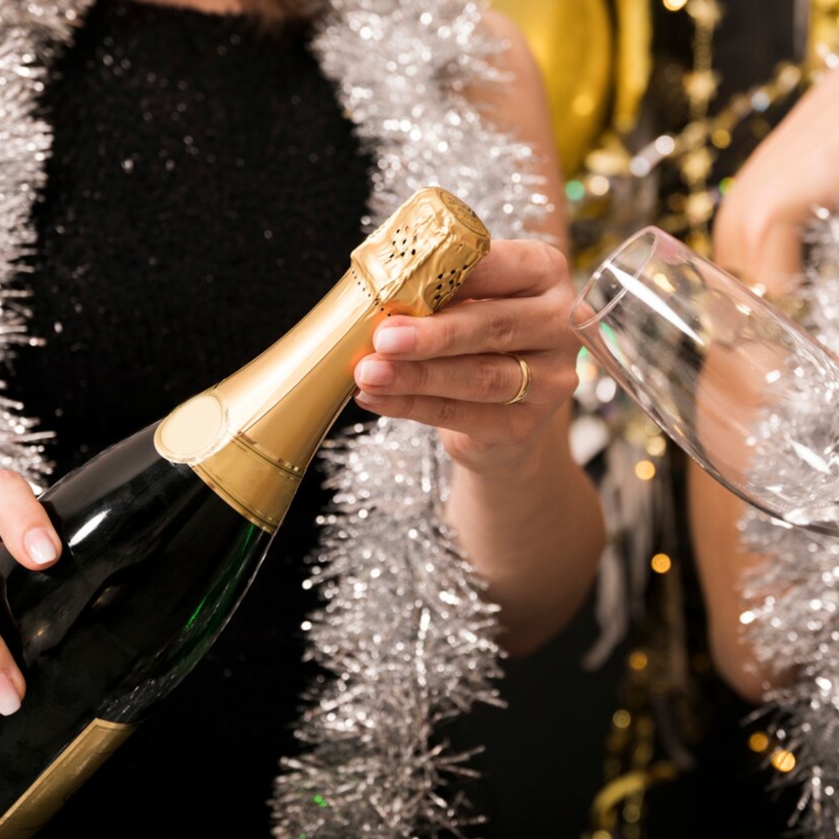 Разбитое шампанское. Девушка с бокалом шампанского. Девушка с шампанским новый год. Бокал шампанского в руке девушки. Новогоднее шампанское в руке.