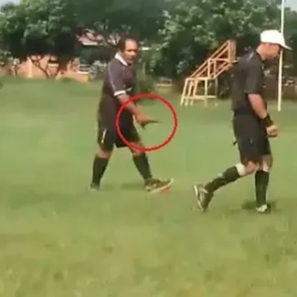  VÍDEO: Árbitro de futebol esfaqueia jogador durante confusão em partida 