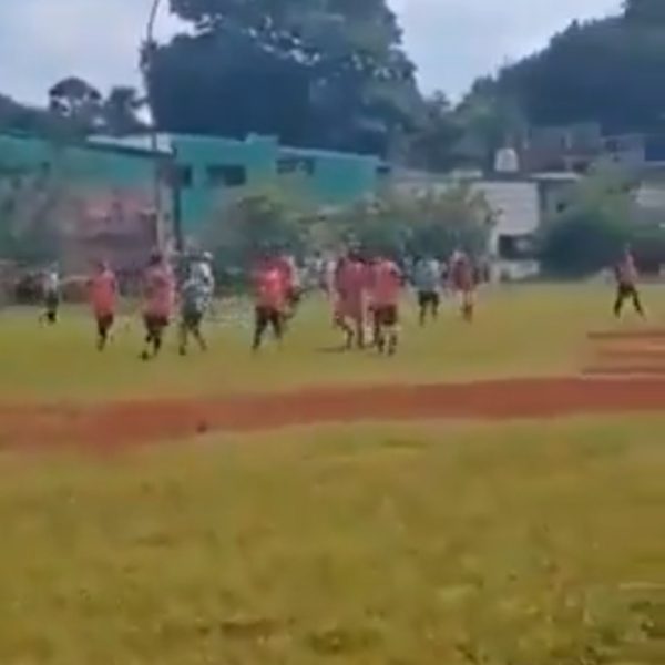 VÍDEO: Árbitro de futebol esfaqueia jogador durante confusão em partida