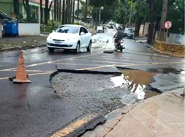 asfalto arrancado chuva maringá