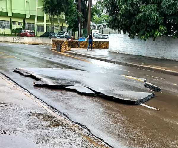 asfalto arrancado chuva maringá