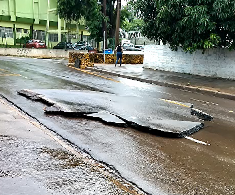  asfalto arrancado chuva maringá 