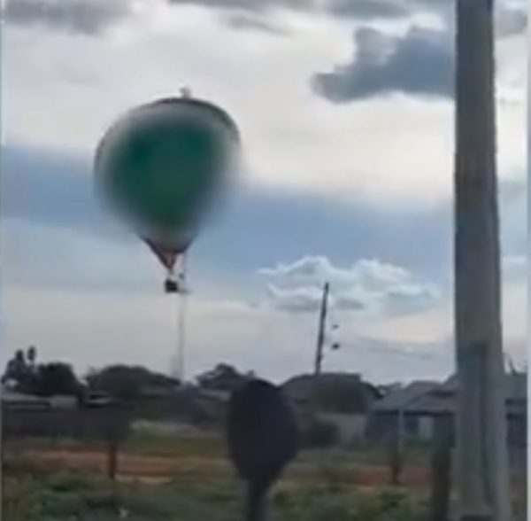 VÍDEO: Balão de Papai Noel cai em rede elétrica e deixa 2 pessoas feridas