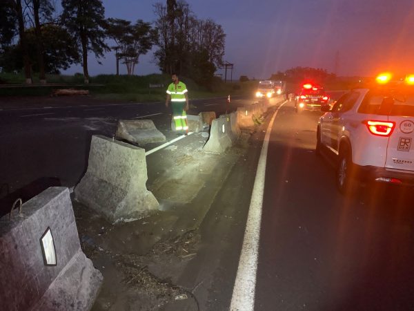 carro bate concreto rodovia