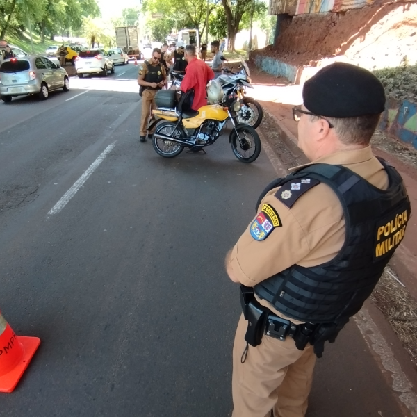 Policiais montaram a blitz na avenida.