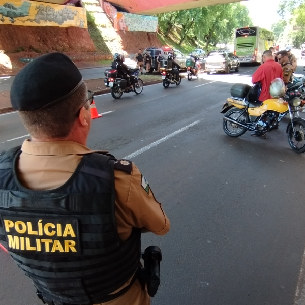 Policiais montaram a blitz na avenida.