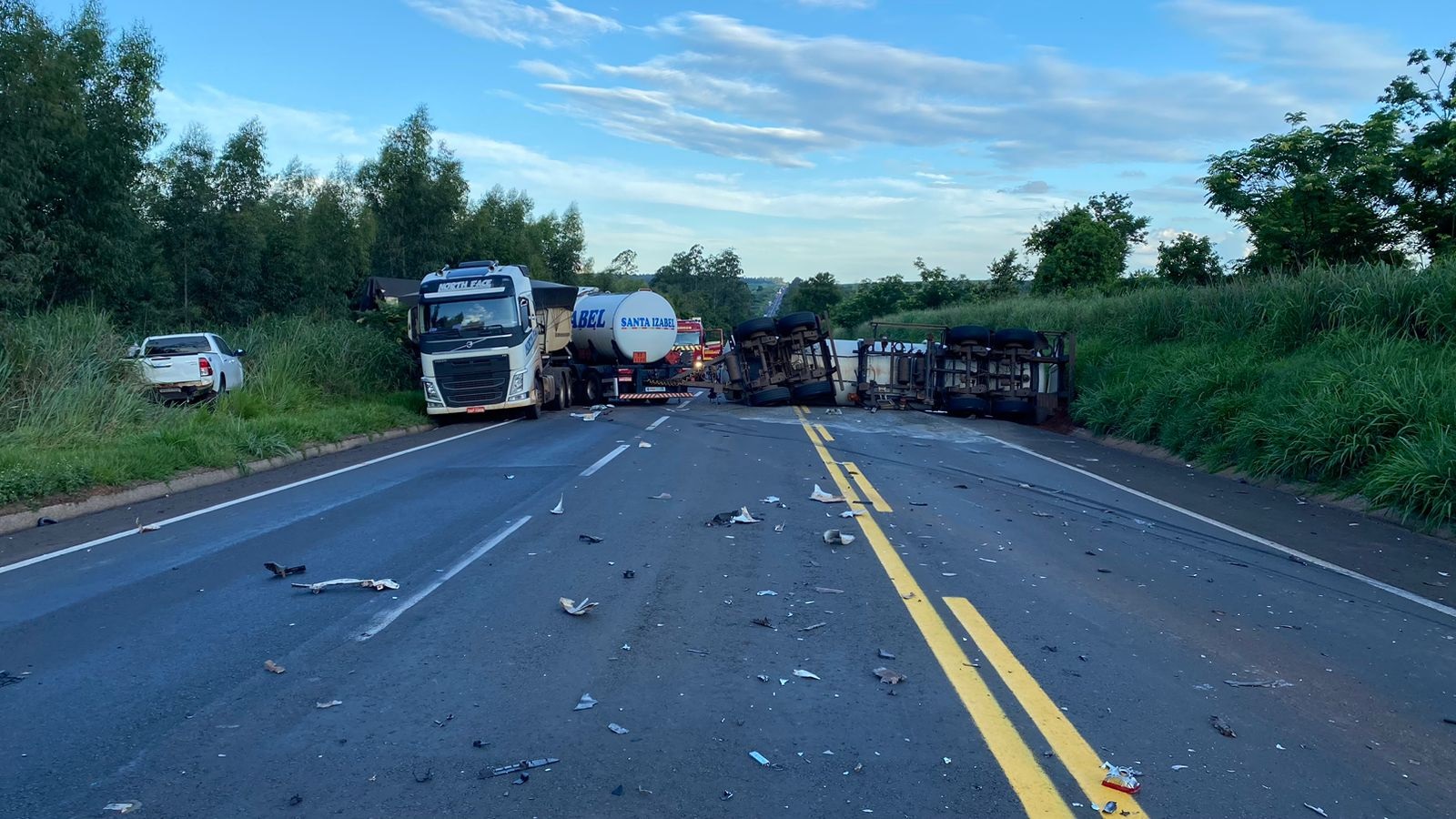  BR-376 segue interditada após acidente entre carreta e carros no PR; veja trecho 