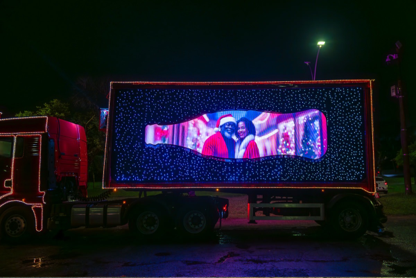 caminhão iluminado da coca-cola