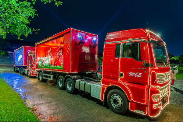 caminhão iluminado da coca-cola