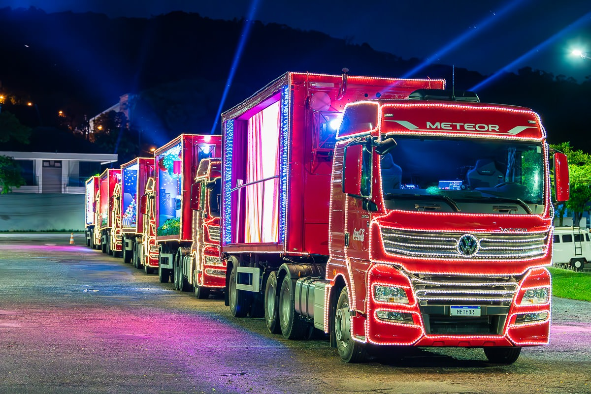  caminhão iluminado da coca-cola 