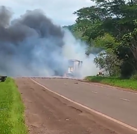 Caminhão carregado com fogos de artifício pega fogo na BR-272, no Paraná; VÍDEO