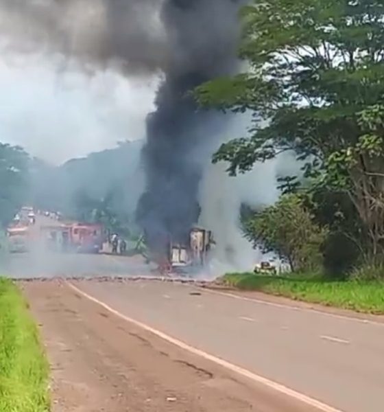  Caminhão carregado com fogos de artifício pega fogo na BR-272, no Paraná; VÍDEO 