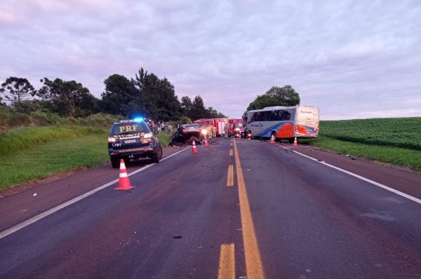 Acidente entre ônibus e carro mata motorista na BR-277, no Paraná