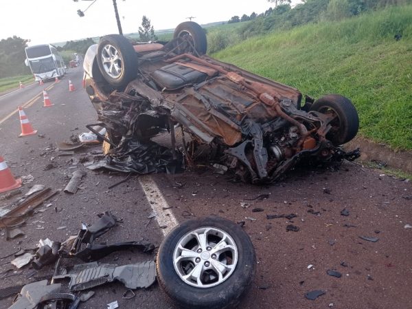Acidente entre ônibus e carro mata motorista na BR-277, no Paraná