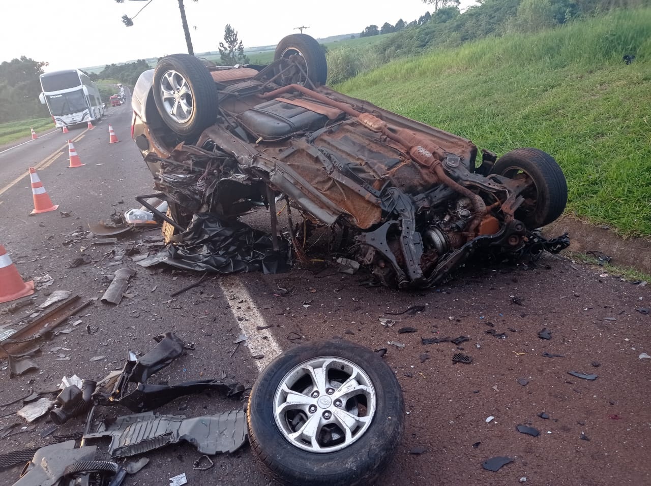  Acidente entre ônibus e carro mata motorista na BR-277, no Paraná 