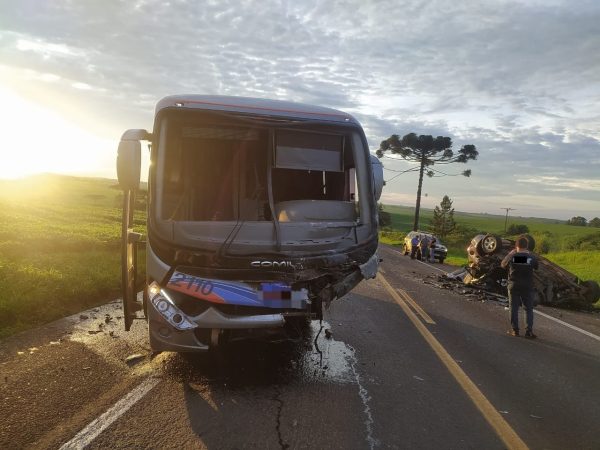 Acidente entre ônibus e carro mata motorista na BR-277, no Paraná