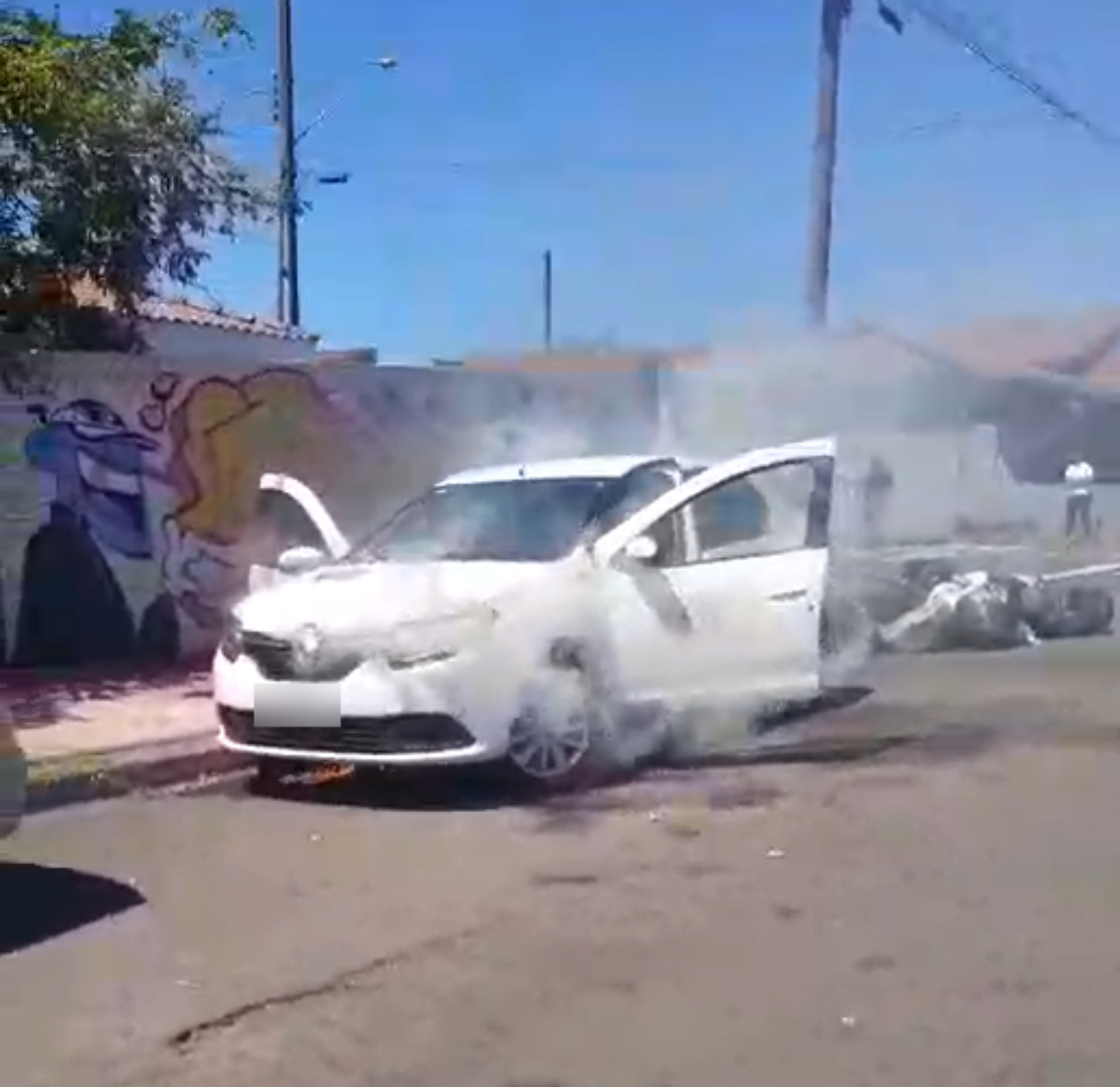  Carro da Prefeitura de Londrina pega fogo 