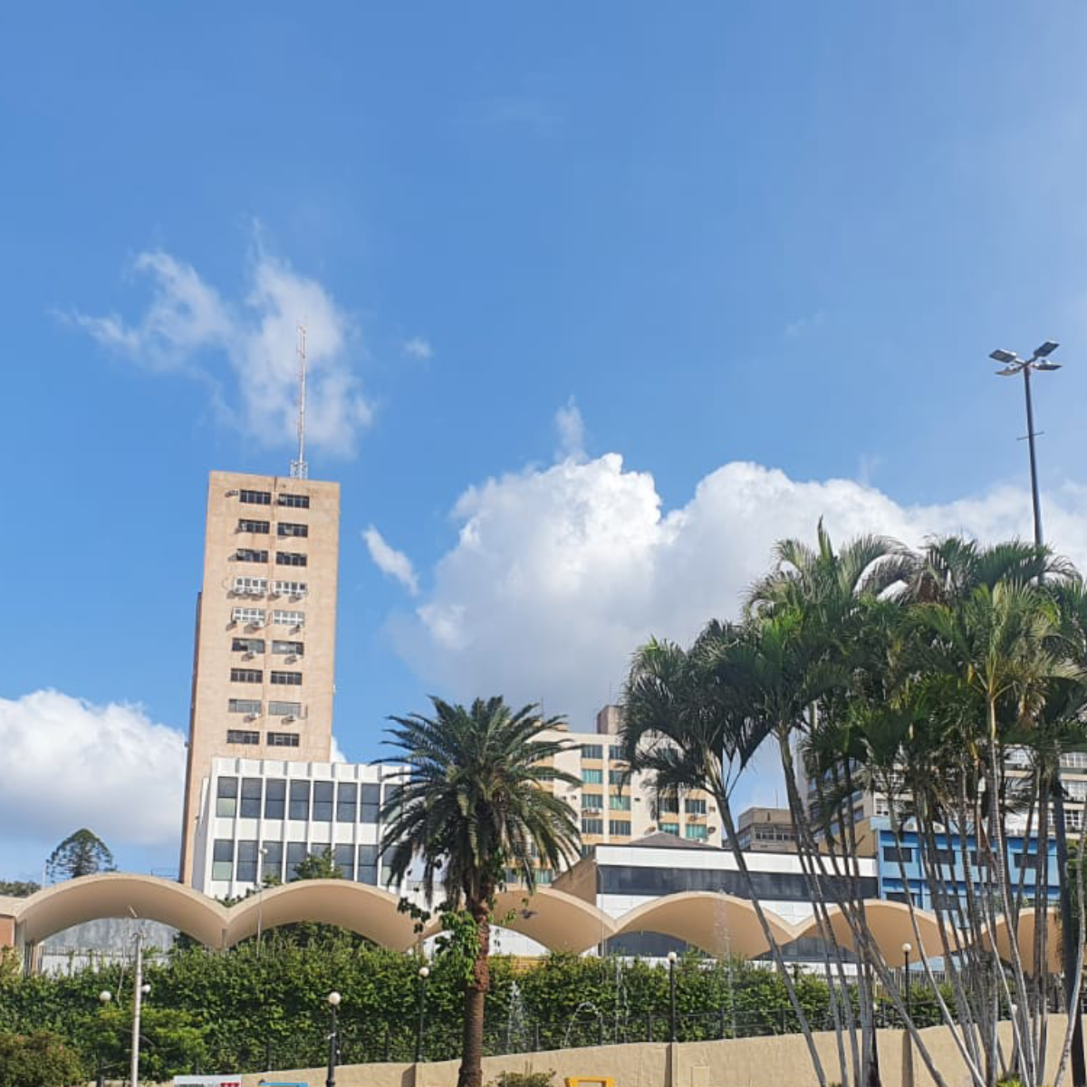  Londrina amanheceu com poucas nuvens no céu 