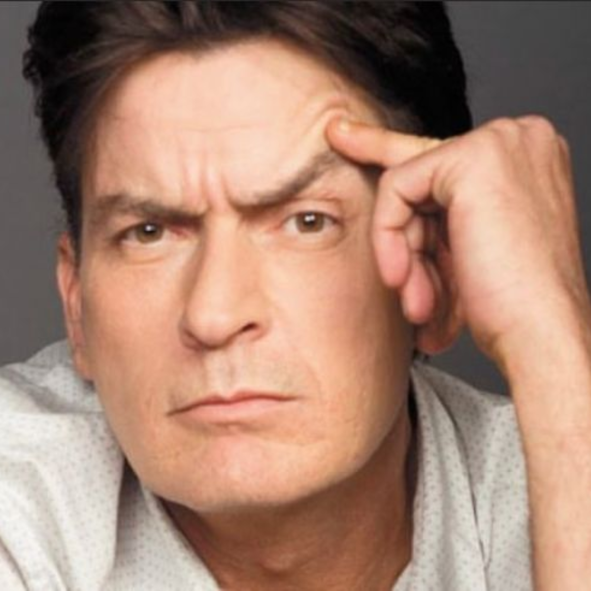  Charlie Sheen tem casa invadida 