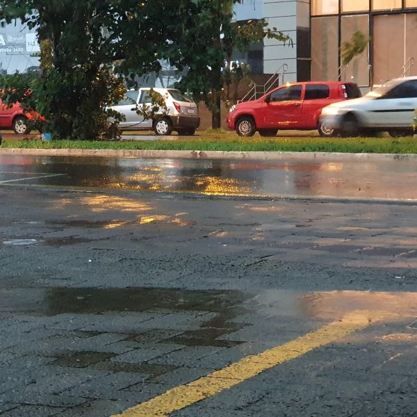 Existe possibilidade de chuva para sábado.