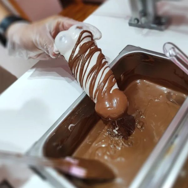 Jovem abre primeira waffleria erótica em Blumenau