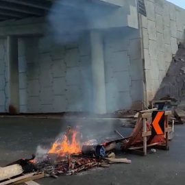 VÍDEO: trabalhadores de obra na BR-376 protestam; via chegou a ser interditada