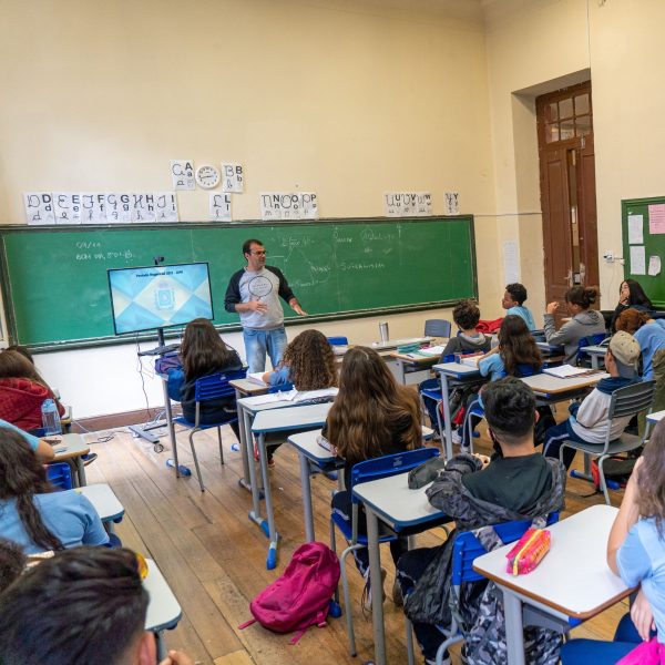 Paraná renova contrato de 31 mil professores temporários
