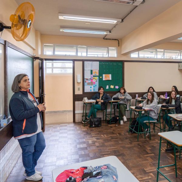  Paraná renova contrato de 31 mil professores temporários 