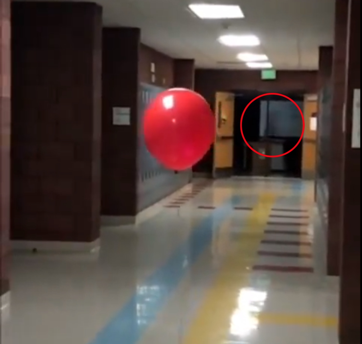  VÍDEO: Funcionário grava aparição “fantasma” em escola e viraliza 