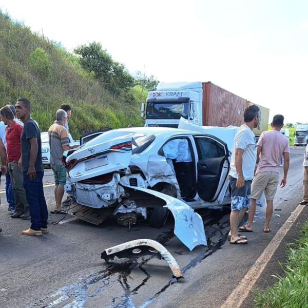 acidente três carros e carreta pr-445