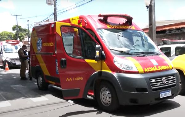 Durante fuga da polícia, jovem fica em estado grave após bater moto em carro