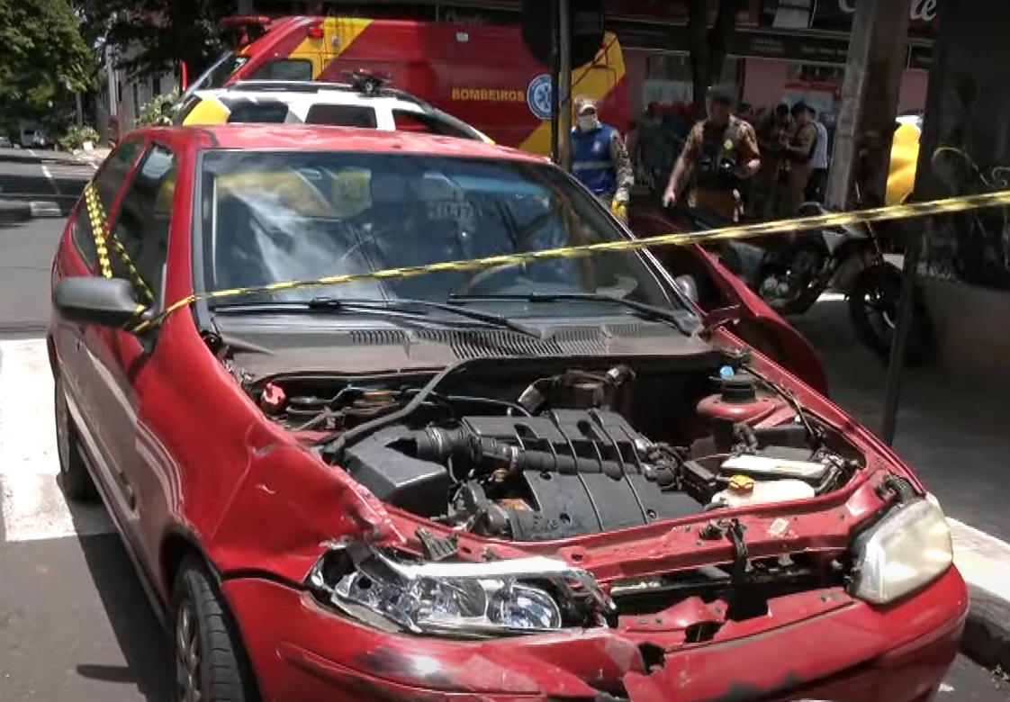 Durante fuga da polícia, jovem fica em estado grave após bater moto em carro