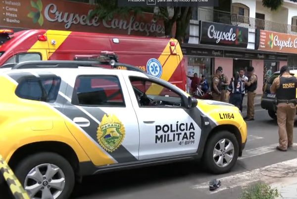 Durante fuga da polícia, jovem fica em estado grave após bater moto em carro