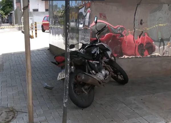 Durante fuga da polícia, jovem fica em estado grave após bater moto em carro