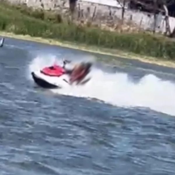 Homem morre afogado ao ser lançado de jet ski durante manobra radical