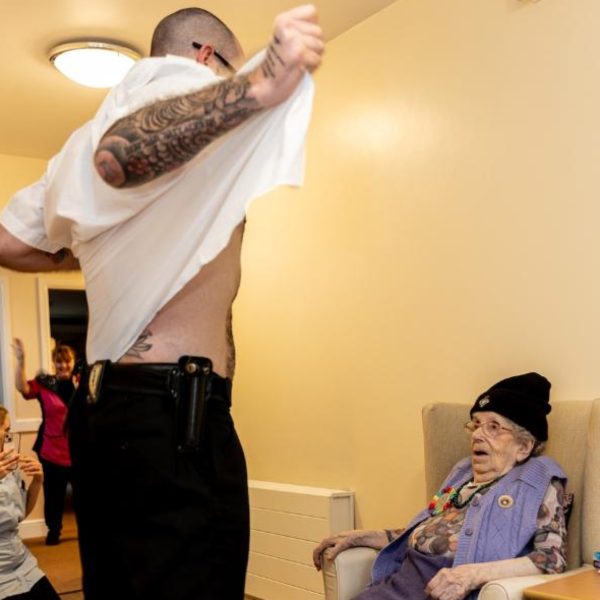 Idosa completa 102 anos e pede show de stripper de presente; veja fotos