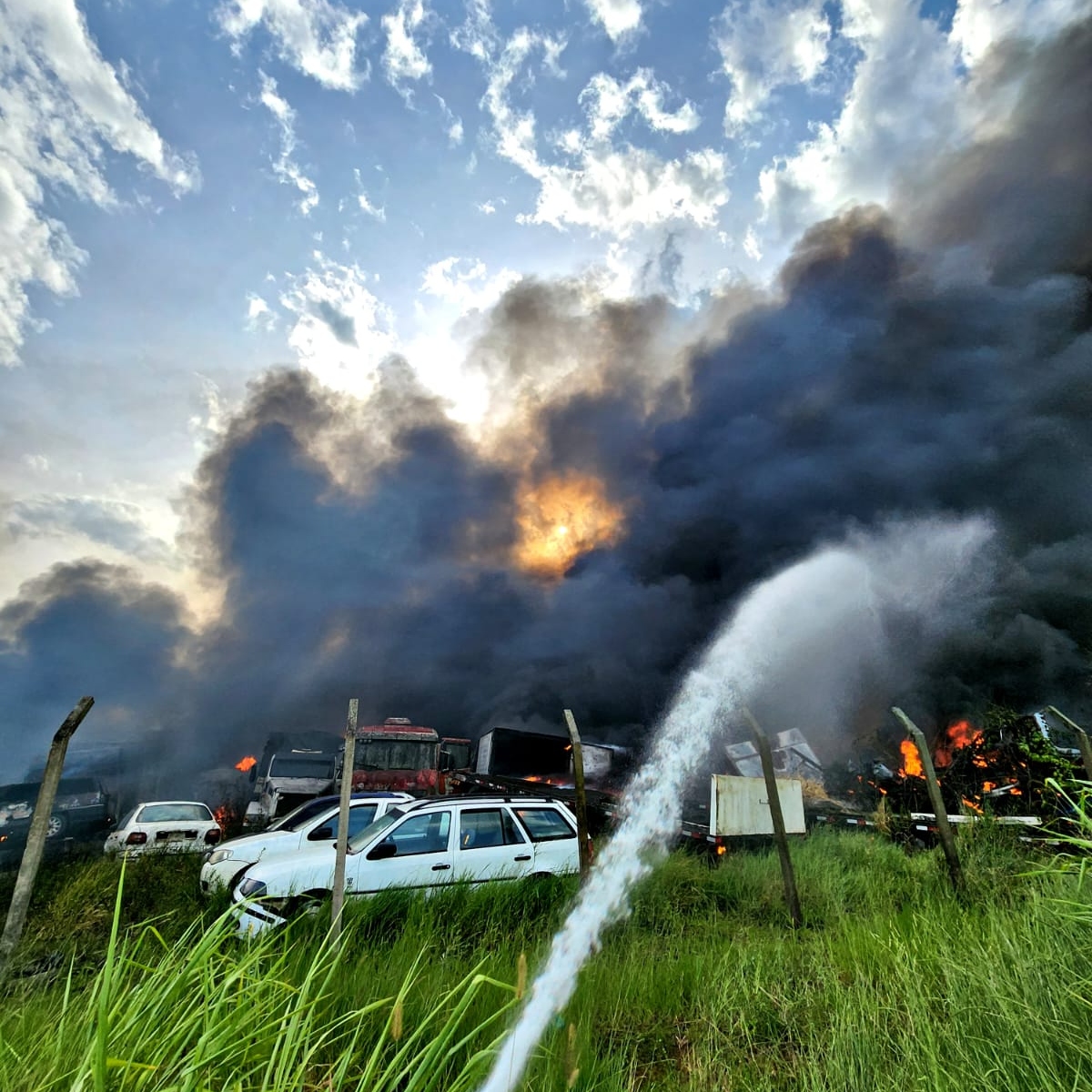  incêndio pátio delegacia 