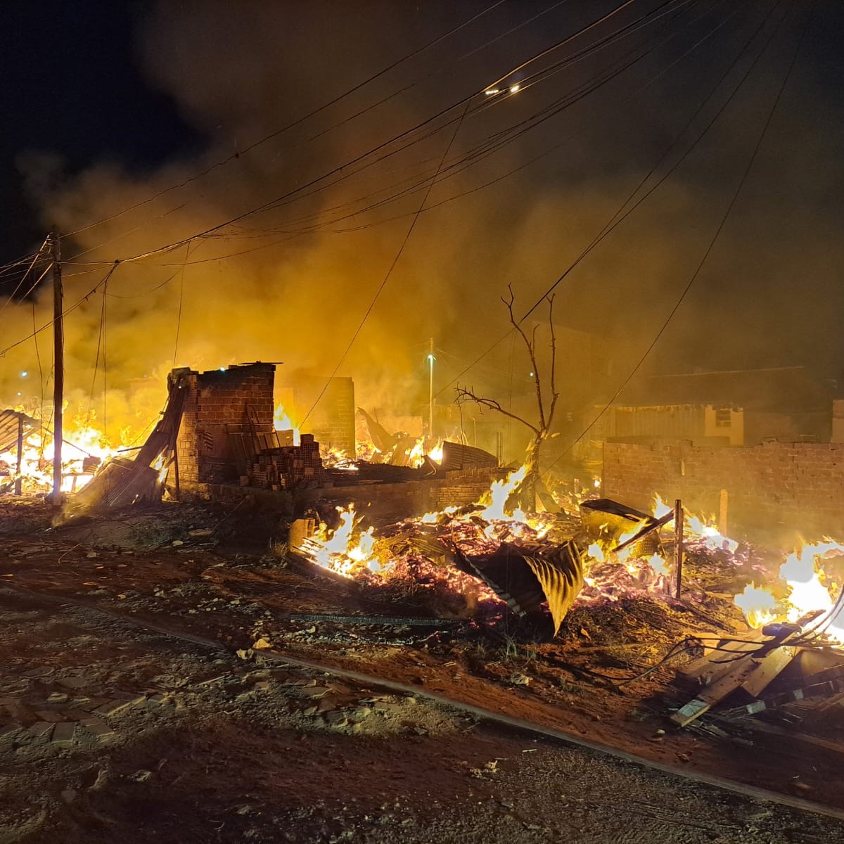  O fogo destruiu sete casas. 