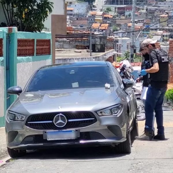 O carro do ex-atleta, um Mercedes Benz cinza, foi encontrado em uma comunidade em Itaquaquecetuba, na região de Mogi das Cruzes