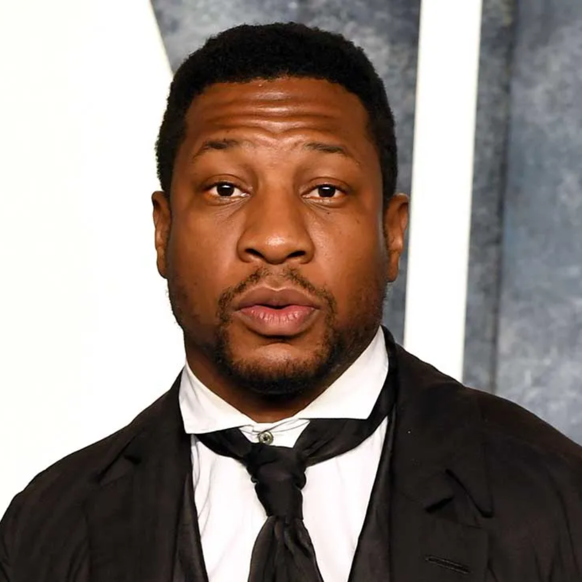  Jonathan Majors foi condenado por agressão 