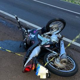 Jovem bate motocicleta em traseira de caminhão e morre na BR-467, no Paraná