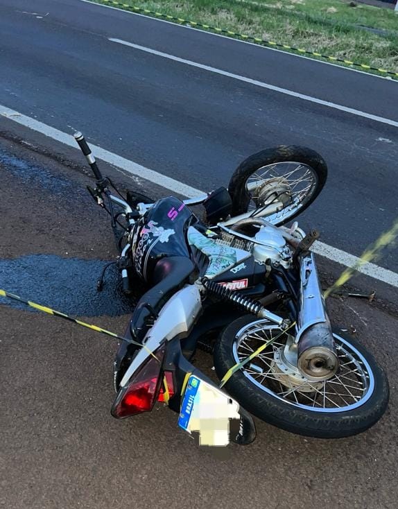  Jovem bate motocicleta em traseira de caminhão e morre na BR-467, no Paraná 