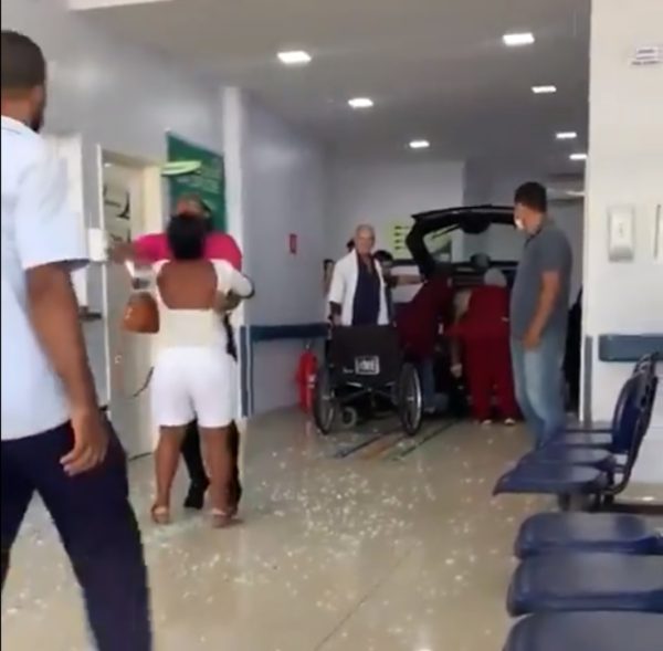 VÍDEO: Mulher se revolta com atendimento e invade hospital com carro