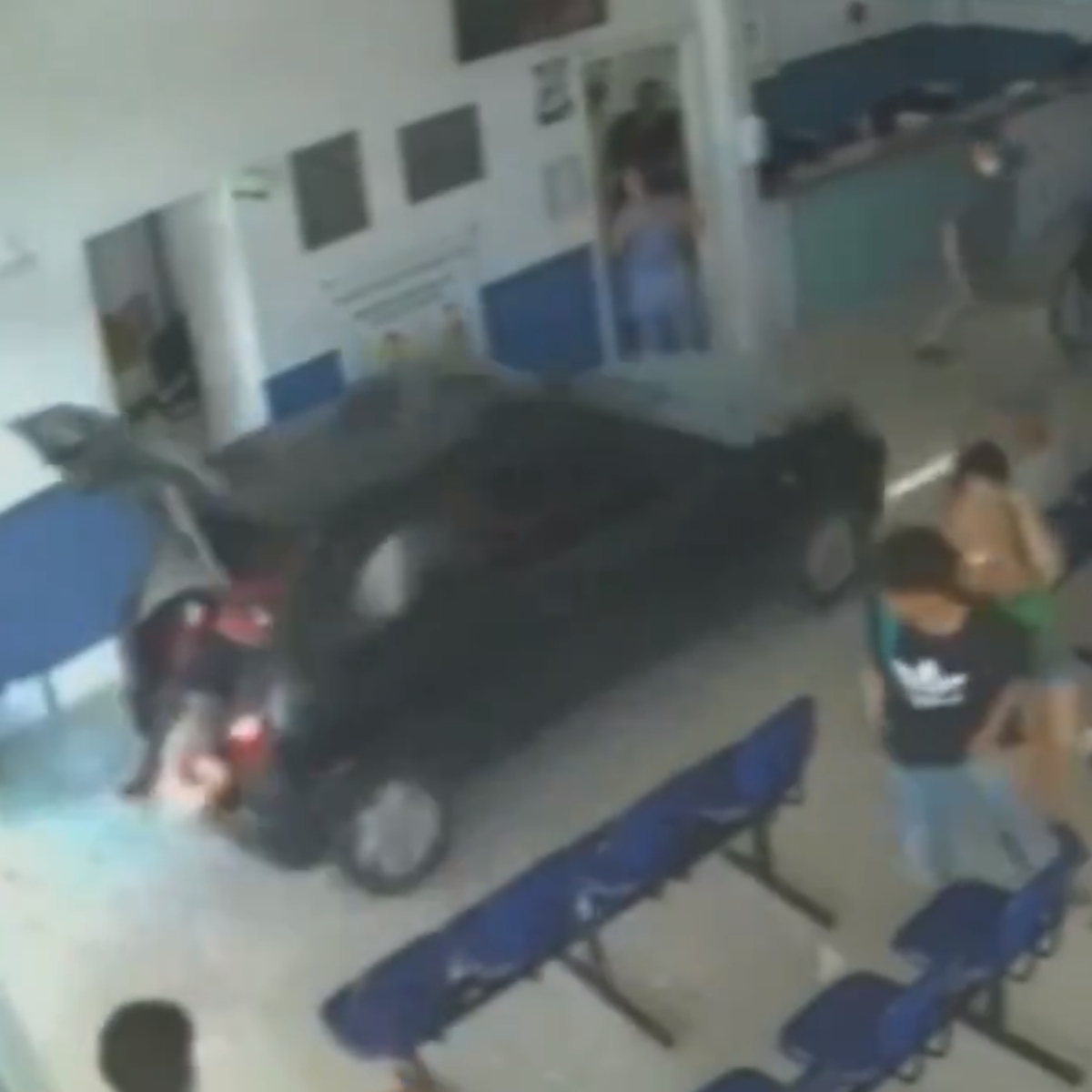  VÍDEO: Mulher se revolta com atendimento e invade hospital com carro 