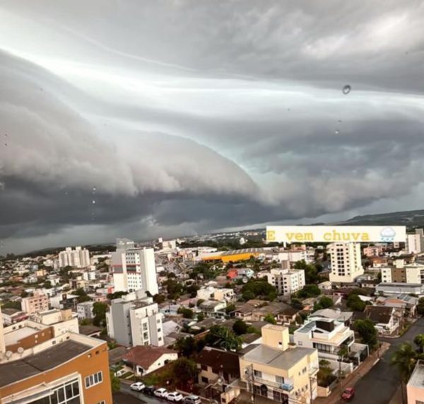 nuvem prateleira, ou shelf cloud, ou Cumulonimbus em cimda da cidade de Chapecó (SC)